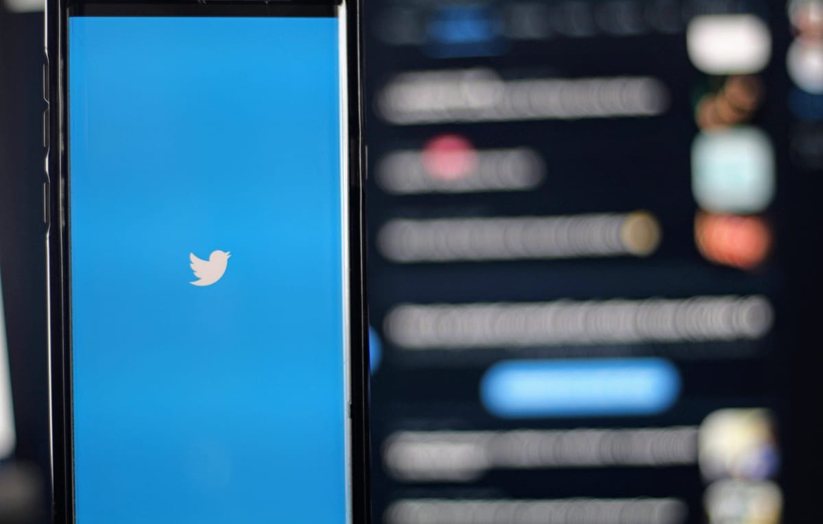 Twitter tries shrinking to grow