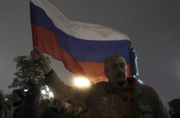 Apple and Google bow to Russia